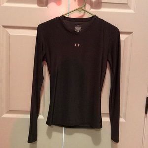 Under Armour Women’s Medium Long-Sleeve Gray Shirt